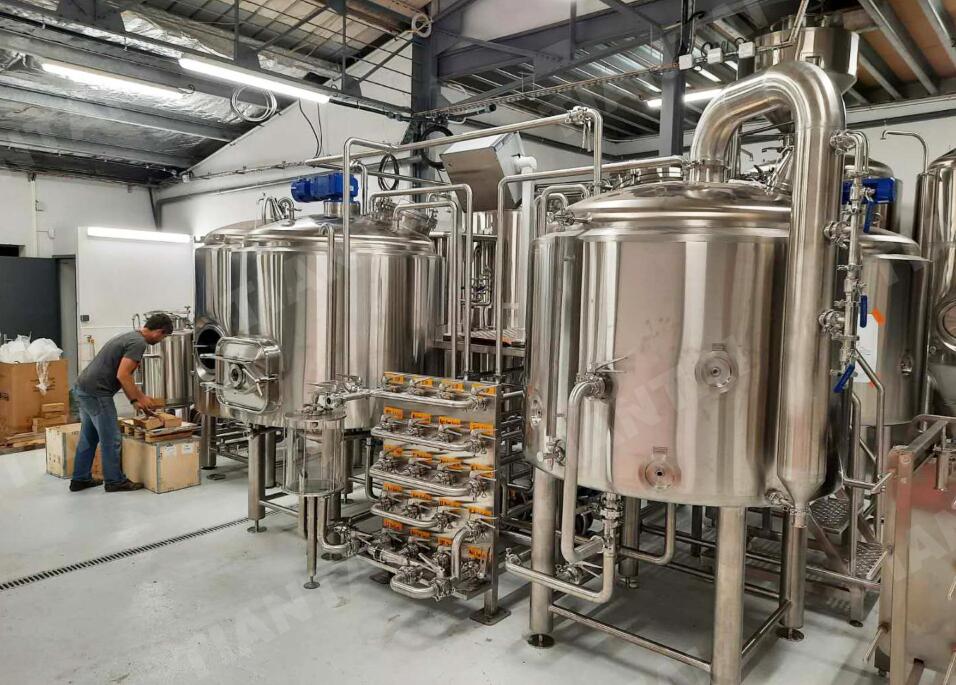 <b>10hl Micro beer brewery under installation in New Caledonia</b>